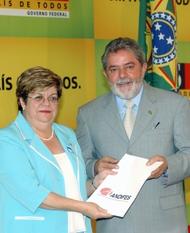 Reitora e Lula, em 25 fev 05.jpg